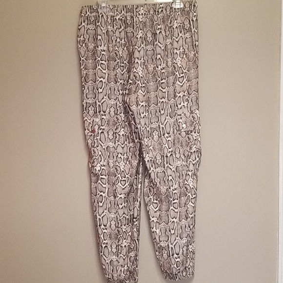 🆕️Snake print jogger cargo pants - Picture 3 of 7